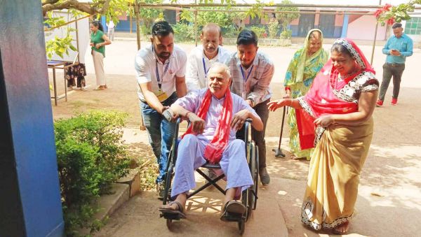 बुजुर्ग से लेकर युवा मतदाताओं में उत्साह, लंबी कतारें