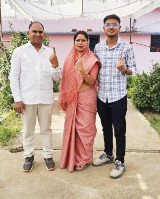 पूर्व विधायक रंजना साहू ने सपरिवार किया मतदान