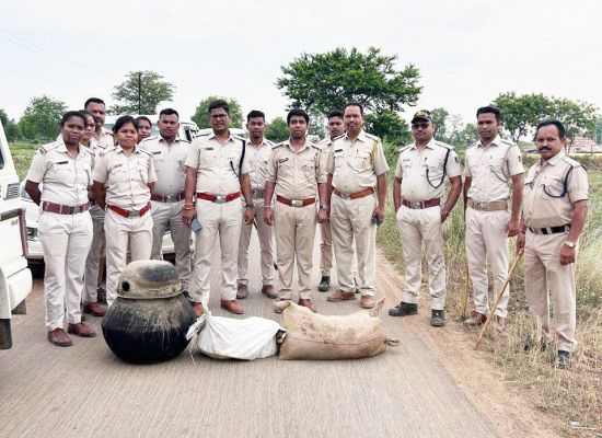 संयुक्त कार्रवाई में अवैध महुआ शराब व लाहन जब्त