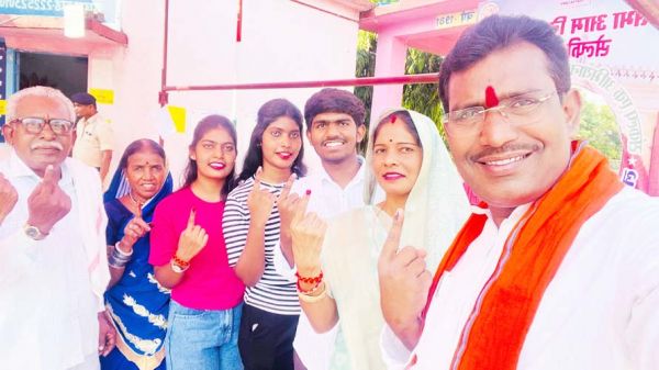 राजिम विधायक ने परिवार संग दिया मतदान 