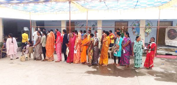 मतदाताओं में उत्साह, दिव्यांगता भी आड़े नहीं 