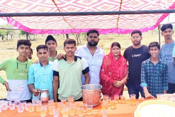 मेले में शरबत और पानी वितरित