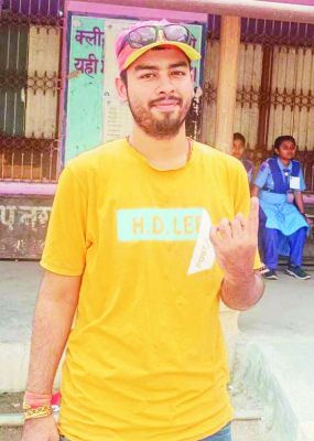 नेशनल क्रिकेटर सजल शर्मा ने किया मतदान