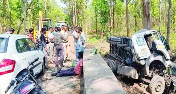 पेड़ से टकरा दो हिस्सों में बंटा ट्रेलर, हेल्पर की मौत