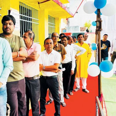कलेक्टर ने परिवार संग किया मतदान