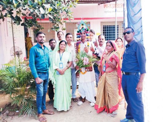 बारात निकलने से पहले दूल्हे ने किया मतदान