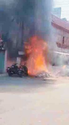 ट्रांसफार्मर में लगी आग, 3 बाइक खाक
