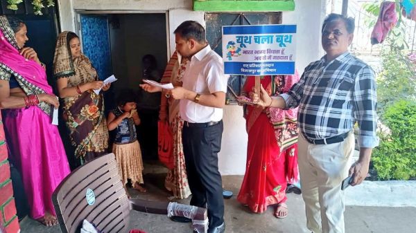 अक्षत चावल के साथ जिला पंचायत सीईओ ने दिया मतदान का निमंत्रण