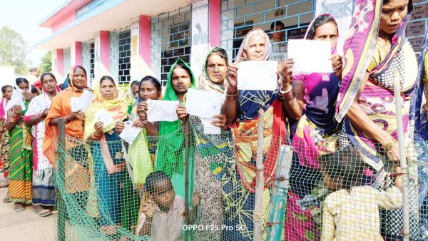 नए मतदाताओं, नव विवाहित जोड़ों ने भी किया मतदान