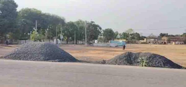 सडक़ किनारे व खेल मैदान में डम्प  कर रखे गिट्टी, हादसे को आमंत्रण