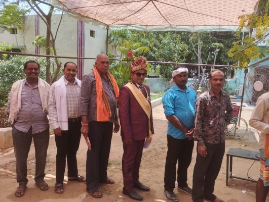 जागरूक मतदाता के रूप में दूल्हे ने किया मतदान
