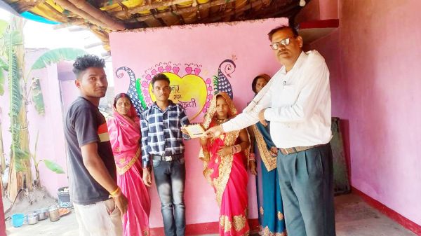 फस्र्ट टाइम वोटरों को प्रोत्साहित करने  घर- घर पहुंचा रहे निमंत्रण पत्र