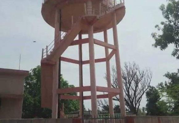 भीषण गर्मी में सरपंच ने रोकी पानी सप्लाई, आधी आबादी बूंद-बूंद के लिए तरस रहे 