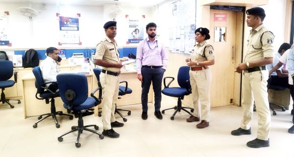 बैंकों में चेकिंग अभियान, परखी सुरक्षा व्यवस्था