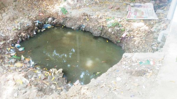 गड्ढा खोदकर सेप्टिक टैंक बनाना भूला ठेकेदार, बदबू से मरीज-डॉक्टर्स परेशान