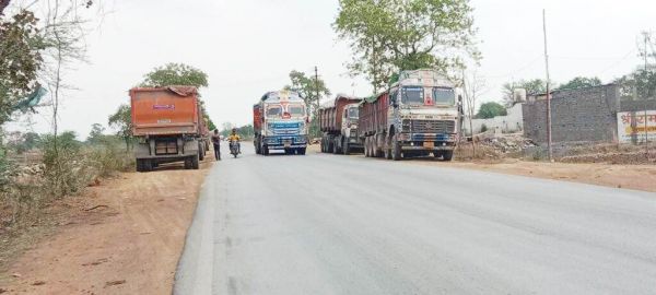 बेतरतीब खड़ी वाहनों से हादसे का खतरा