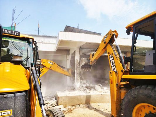 हाईकोर्ट से मिली मियाद खत्म होते ही अवैध दुकानों को ढहाया नगर-निगम ने