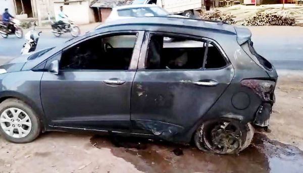 चलती कार में चली आग, सवार परिवार ने बाहर निकलकर बचाई जान