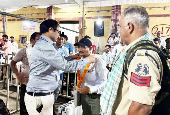 मतदान दलों की हुई सकुशल वापसी  कलेक्टर ने किया मतदान दलों का स्वागत