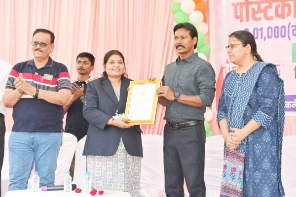 2.01 लाख महिलाओं द्वारा लिखे स्वीप पोस्ट कार्ड शपथ को गोल्डन बुक ऑफ रिकार्ड अवार्ड