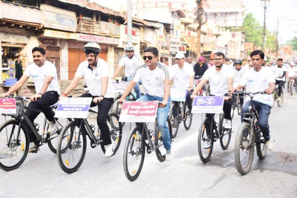 साइकिल रैली निकालकर कलेक्टर, एसपी सहित सैकड़ों लोगों ने ली मतदान की शपथ