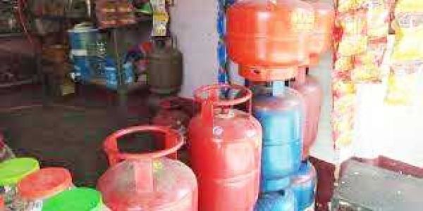 अवैध सिलेंडर की बिक्री, सौ-डेढ़ सौ अधिक लेकर कर रहे हैं आपूर्ति