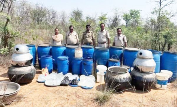 महुआ शराब लाहन जब्त