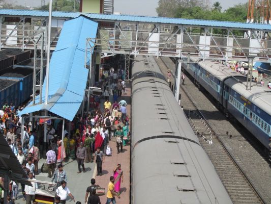 अप और डाउन दिशा की ज्यादातर ट्रेनें घंटों लेट