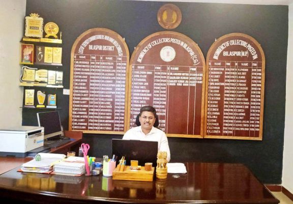 कलेक्टर ने अपने थर्ड डिवीजन 10वीं पास होने का जिक्र कर छात्रों का हौसला बढ़ाया