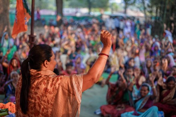 गोमती साय का जनसंपर्क, सीएम व पीएम की गारंटी की दी जानकारी