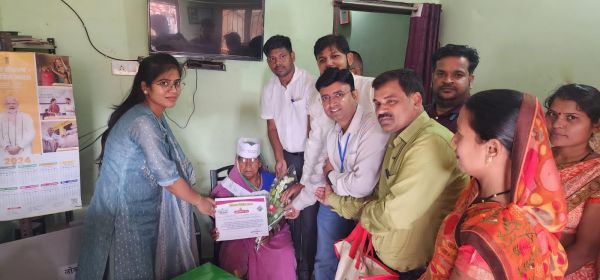 85 बरस की  जानकी ने किया  होम वोटिंग