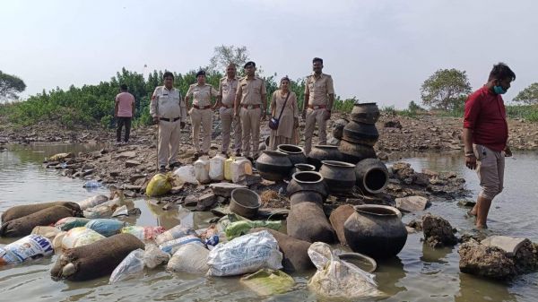 हाथभठ्ठी कच्ची महुआ शराब सहित महुआ लाहन जब्त