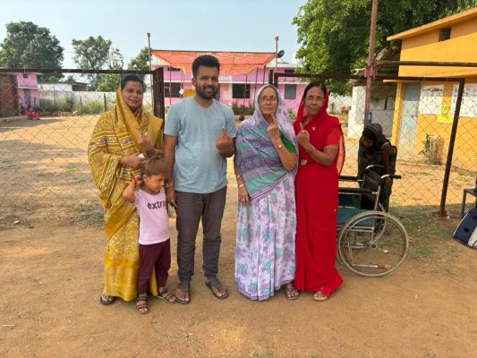 चार पीढ़ी के साथ मतदान