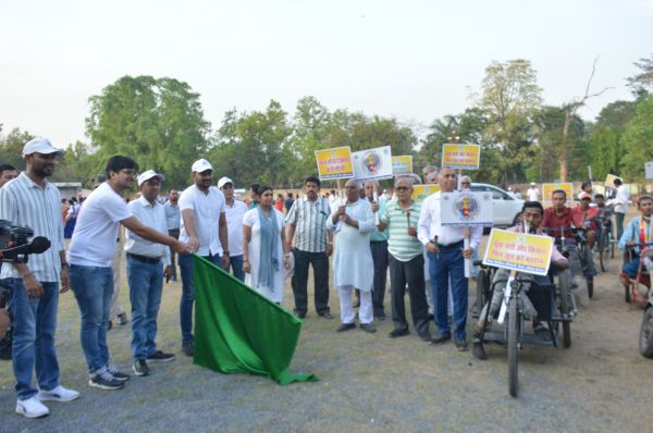 कलेक्टर, डीएफओ, सीईओ, आयुक्त सहित आम नागरिकों ने साइकल चलाकर मतदाताओं को किया प्रेरित