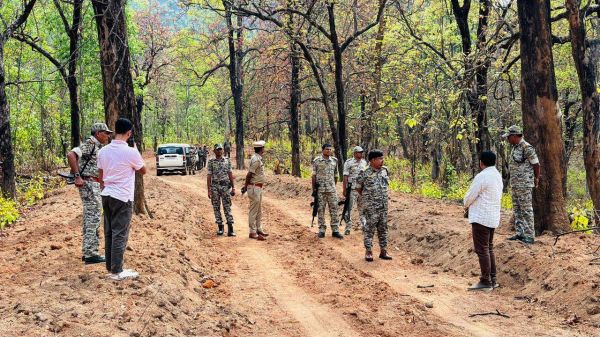 आईजी ने किया बलरामपुर के नक्सल प्रभावित क्षेत्रों का दौरा