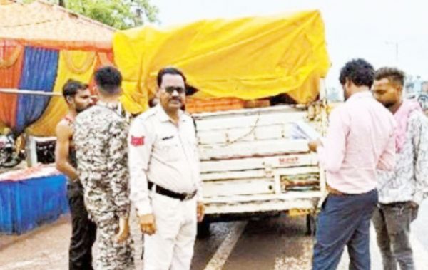 सडक़ किनारे खड़े वाहनों पर कार्रवाई शुरू