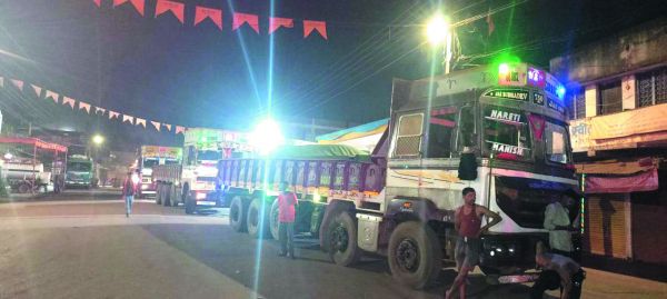 एनएच पर ही शाम 7 बजे से ट्रक की अवैध पार्किंग,