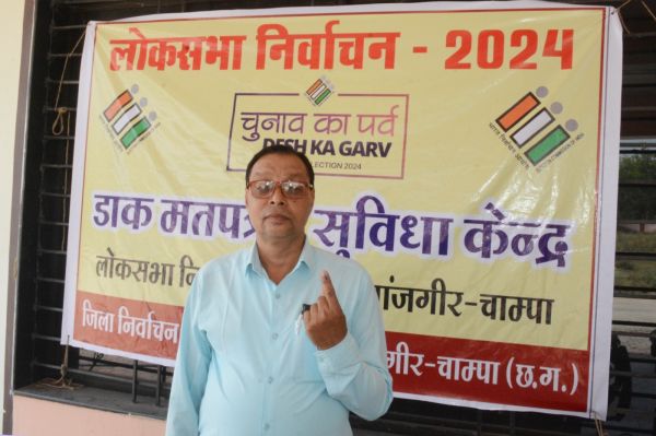 सुविधा केन्द्र में शासकीय सेवकों ने डाले वोट
