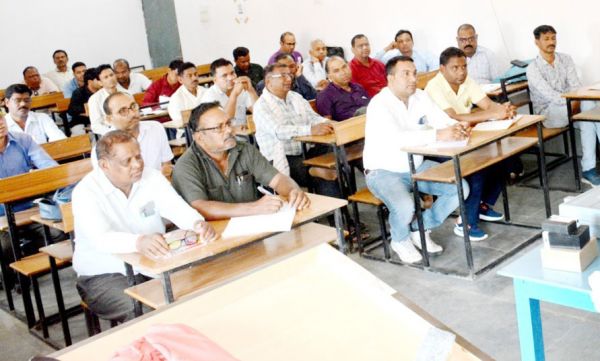 अफसरों ने मतदान दलों को अच्छे से मतदान करवाने किया प्रोत्साहित