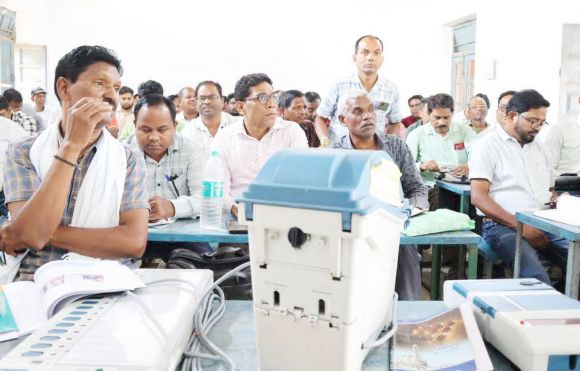 मतदान दल को द्वितीय चरण का प्रशिक्षण