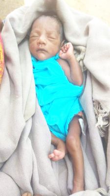 नवजात के मुंह पर टेप चिपका आंगन में फेंका, रोने की  आवाज सुन ग्रामीण ने  अस्पताल में कराया भर्ती