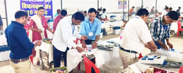 नेताओं के सामने ईवीएम की कमिशनिंग व सीलिंग