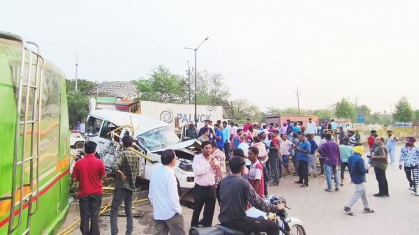 हाईवे पर गाडिय़ों की टक्कर से तीन घायल