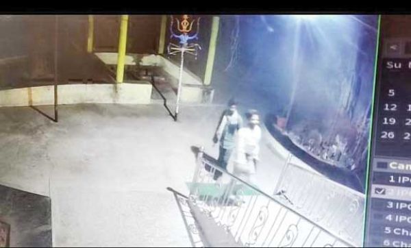  मंदिर से हनुमान काचांदी का मुकुट पार, सीसीटीवी में 2 चोर कैद