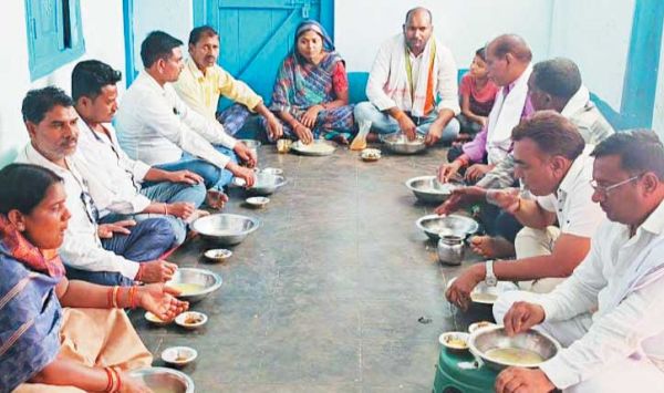 कांग्रेसियों ने सामूहिक रूप से खाया बोरे बासी