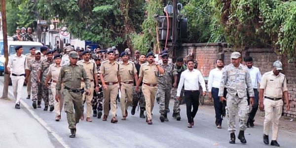 शांतिपूर्ण मतदान के लिए केंद्रीय बलों का पुलिस, प्रशासन के साथ फ्लैग मार्च