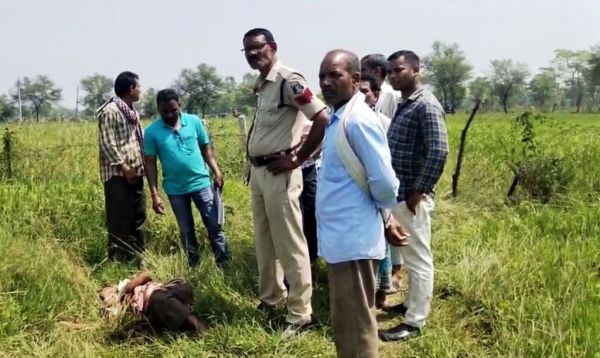 खेत में खून से लथपथ मिली किसान की लाश, बेटे पर हत्या का संदेह