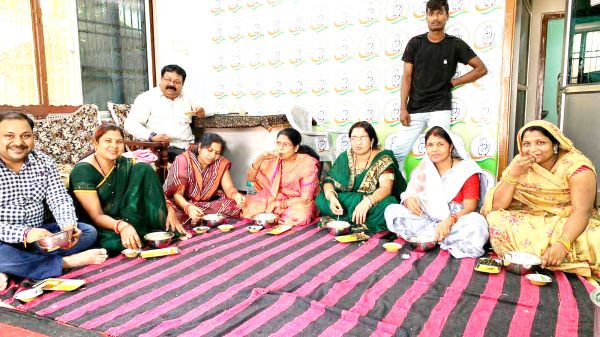 विधायक अम्बिका ने कार्यकर्ताओं संग बोरे बासी खाई