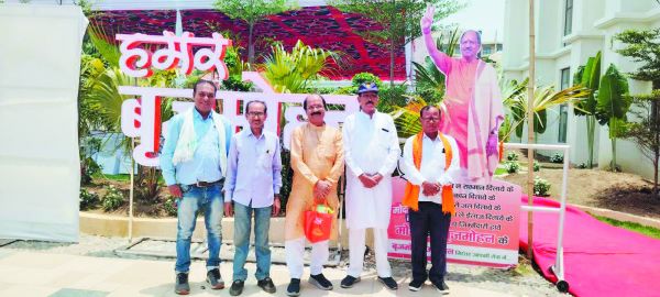 नवापारा के वरिष्ठजनों ने बृजमोहन को जन्मदिन की बधाई देने पहुंचे