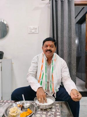 आलोक जाधव ने बोरे बासी खाकर श्रम का सम्मान किया